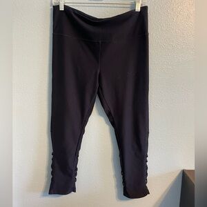 Yogo Large Navy Capri Leggings w/mesh back